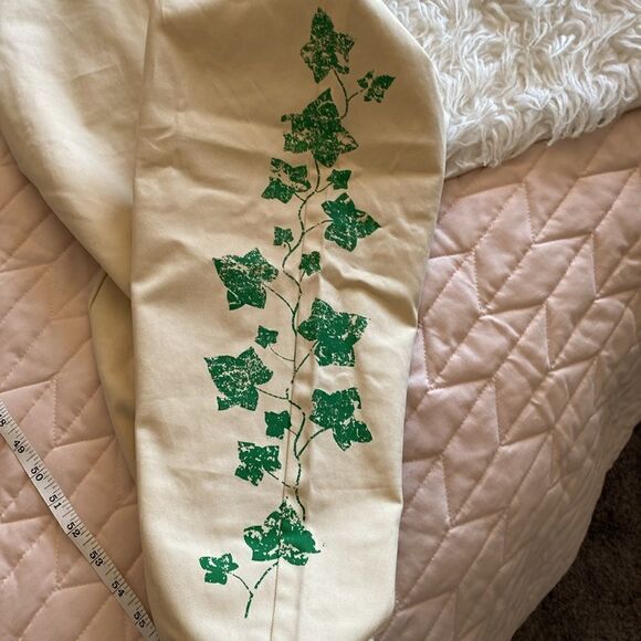 Cream pants with ivy detail - Picture 5 of 6